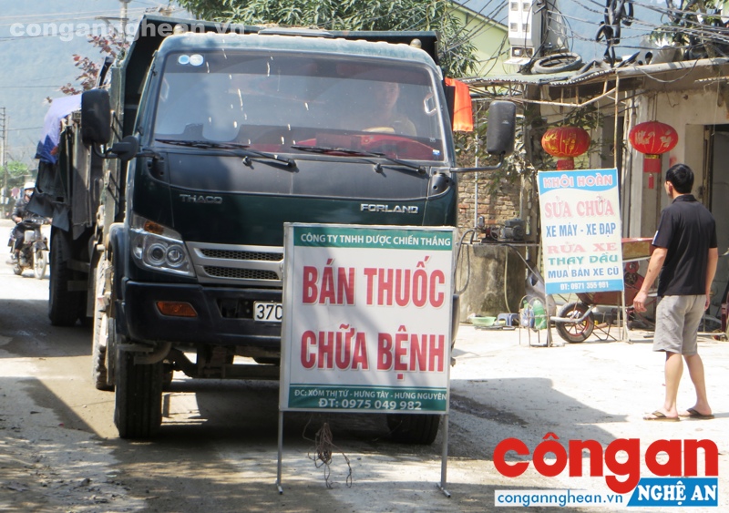 Người dân dựng chướng ngại vật ngăn xe tải lưu thông trên đường xóm