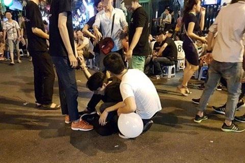 Một thanh niên “phê” “bóng cười” tại phố cổ Hà Nội