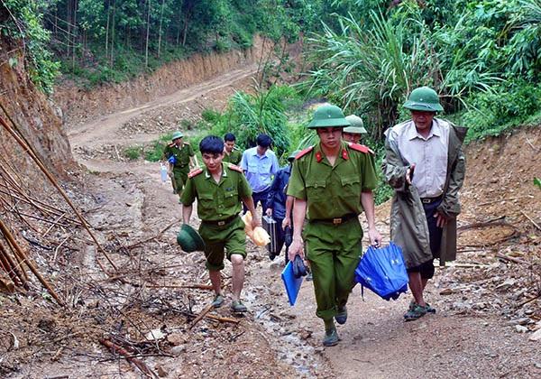 Bác sỹ pháp y Công an Hòa Bình lên đường làm nhiệm vụ.