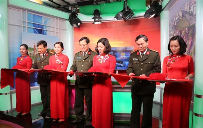 Các đồng chí Đại tá Nguyễn Hữu Cầu, Giám đốc Công an tỉnh, Đại tá Hồ Văn Tứ và Đại tá Nguyễn Đình Dung, Phó Giám đốc Công an tỉnh cắt băng khánh thành Phòng sản xuất chương trình phát thanh – truyền hình An ninh Nghệ An