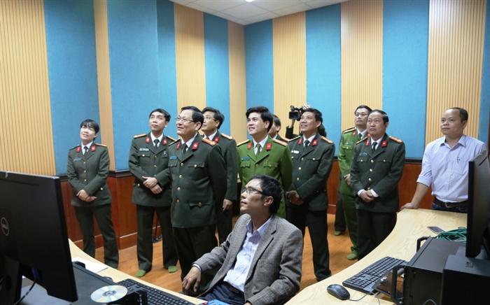 Các đồng chí lãnh đạo Công an tỉnh tham quan Studio  