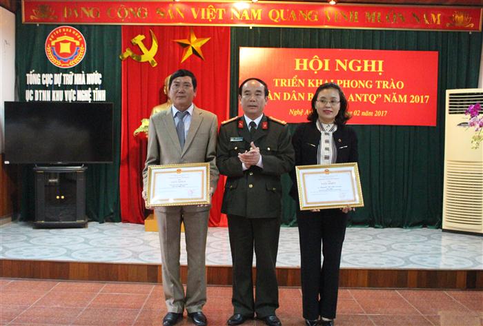  Trao Giấy khen của Giám đốc Công an tỉnh cho tập thể và cá nhân có thành tích xuất sắc trong phong trào “Toàn dân bảo vệ ANTQ” năm 2016.