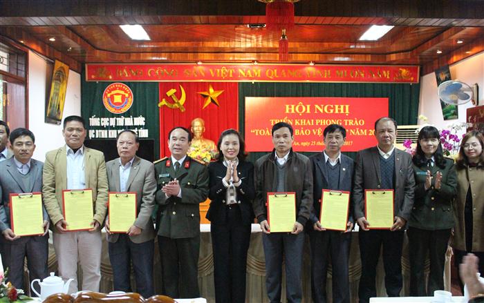 Ký kết giao ước thi đua phong trào “Toàn dân bảo vệ ANTQ” năm 2017