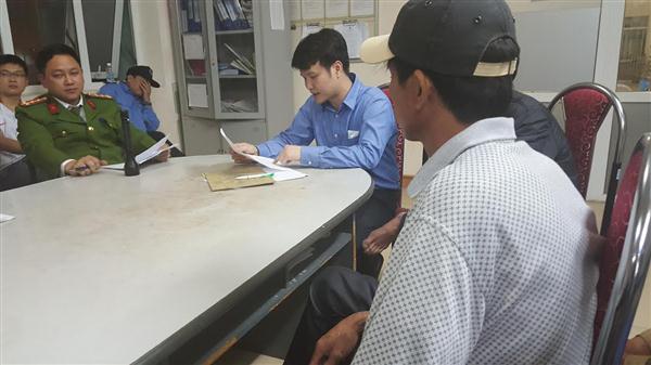 Buổi làm việc giữa bệnh viện với người nhà nạn nhân dưới sự chứng kiến của lực lượng chức năng