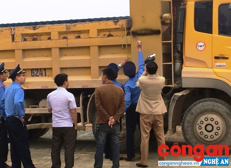 Thanh tra Sở GTVT chỉ rõ phần thùng xe tải đã cơi nới phải cắt bỏ