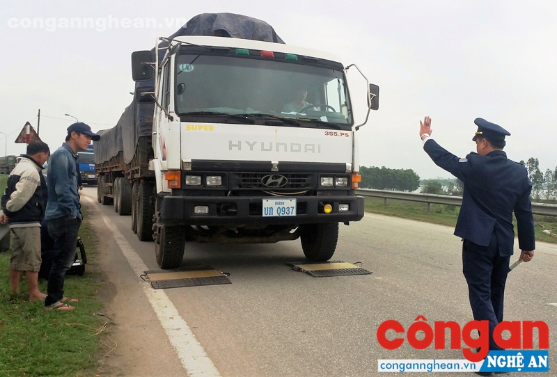 Lực lượng Thanh tra Giao thông kiểm tra xe quá khổ, quá tải trên địa bàn