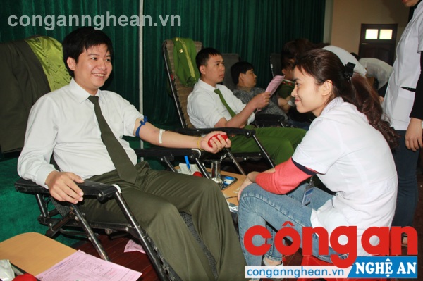 Đông đảo các cán bộ, chiến sĩ tham gia hiến máu
