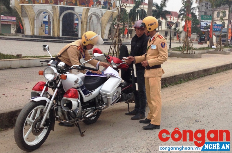 Lực lượng CSGT Công an huyện Đô Lương xử lý những trường hợp vi phạm TTATGT