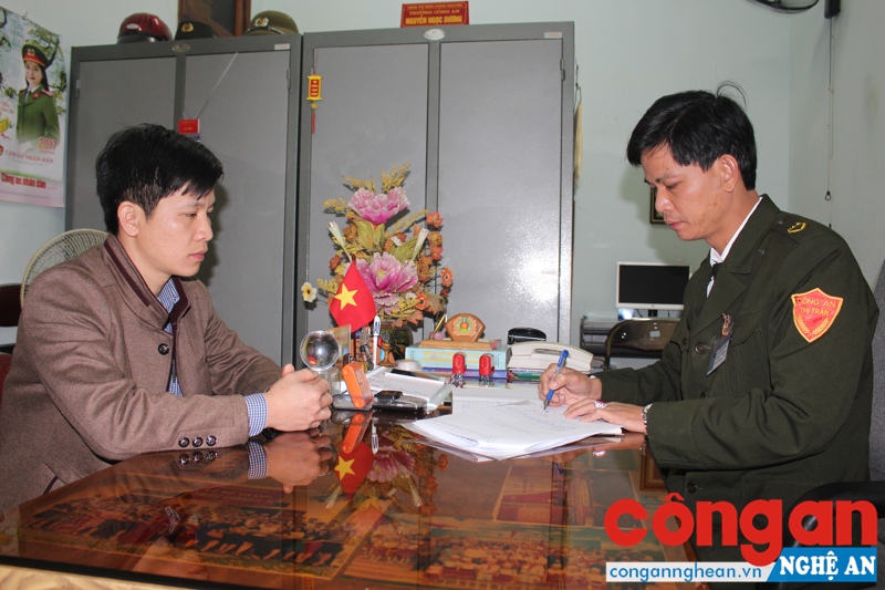 Anh Nguyễn Ngọc Dương, Trưởng Công an thị trấn Hưng Nguyên trao đổi với người dân về công tác đảm bảo ANTT