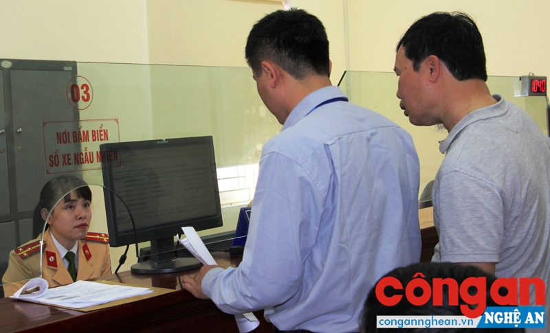 Sau khi được giải quyết thủ tục hành chính, người dân còn được đánh giá thái độ phục vụ của người làm nhiệm vụ thông qua máy bấm tự động