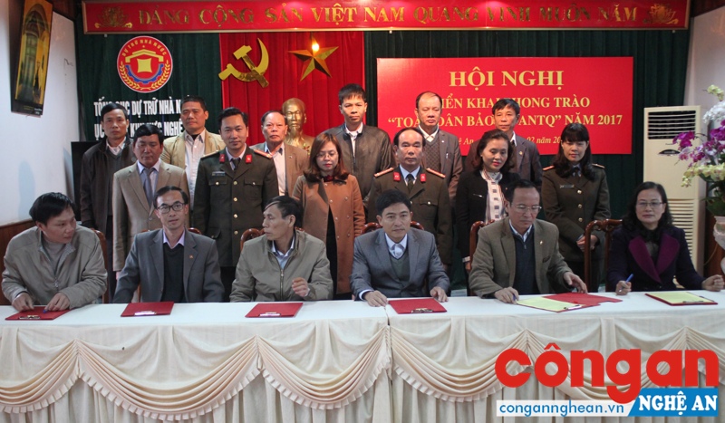 Trong thời gian qua, 100% cơ quan, doanh nghiệp đã tổ chức cho cán bộ, công nhân viên ký cam kết đảm bảo ANTT (Trong ảnh: Lãnh đạo các phòng nghiệp vụ Công an tỉnh chứng kiến lễ ký cam kết xây dựng phong trào 