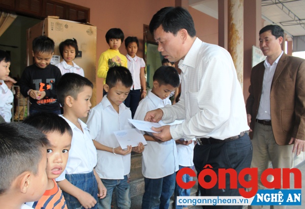 Trong những năm qua, các cấp, ngành đã đẩy mạnh thắt chặt mối quan hệ, đoàn kết lương giáo (Trong ảnh: Đại tá Lê Văn Thái, Trưởng Công an huyện Hưng Nguyên tặng quà cho trẻ em có hoàn cảnh khó khăn giáo xứ Trang Nữa, xã Hưng Yên Bắc)