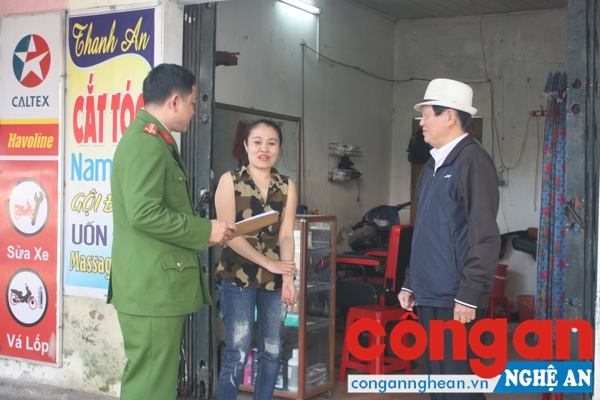  Công an phường, Bí thư Chi bộ khối Tân Phúc, phường Hưng Dũng trực tiếp xuống nắm tình hình tại các ki-ốt kinh doanh