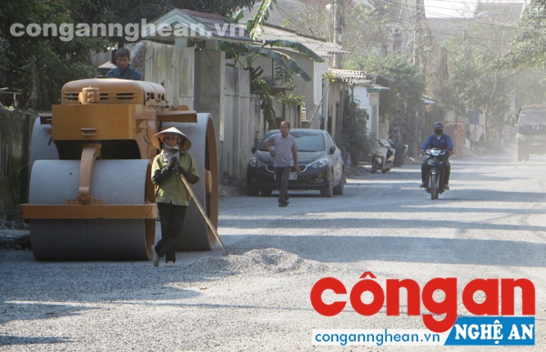 Không giải phóng xong mặt bằng, hiện đường Nguyễn Duy Trinh không có vỉa hè và mương thoát nước