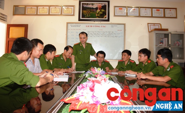  Đội Cảnh sát Hình sự Công an TP Vinh triển khai các bước điều tra truy bắt đối tượng gây án