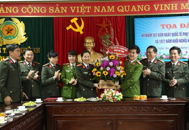 Lãnh đạo Công an tỉnh và các phòng nghiệp vụ tặng hoa chúc mừng phụ nữ Công an Nghệ An nhân ngày Quốc tế 8/3