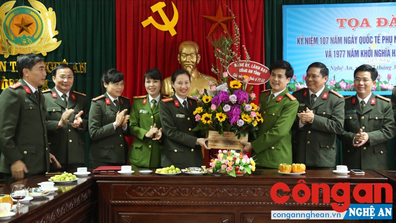 Đảng ủy, lãnh đạo Công an tỉnh, các phòng nghiệp vụ tặng hoa chúc mừng phụ nữ Công an Nghệ An nhân ngày 8/3 - Ảnh: Mai Hậu