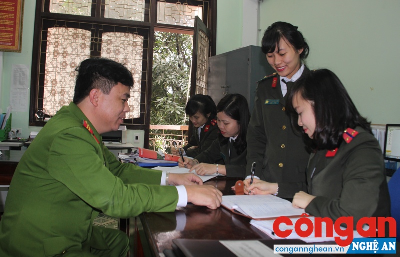 Phần việc “Cải cách hành chính trong lĩnh vực tài chính kế toán” phát huy cao vai trò của phụ nữ Phòng Tài chính
