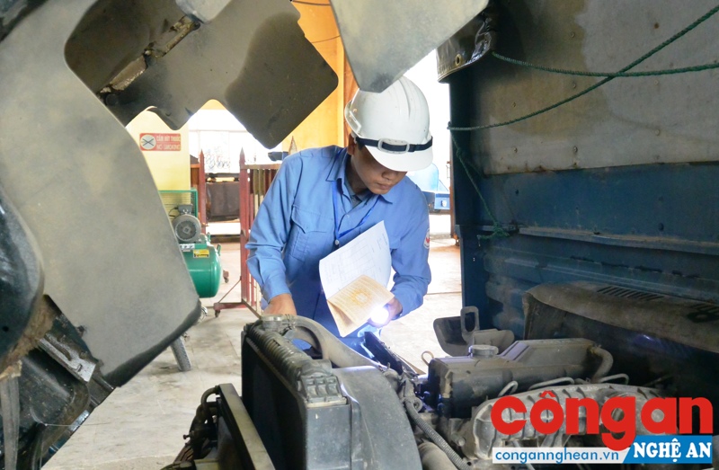 Cán bộ Trung tâm Đăng kiểm xe cơ giới Nghệ An kiểm tra an toàn kỹ thuật xe ôtô