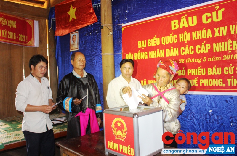 Thực hiện tốt công tác tạo nguồn, phát triển đảng viên ở vùng đặc thù góp phần giữ vững ổn định chính trị - xã hội (Trong ảnh: Đồng bào dân tộc thiểu số huyện Quế Phong tham gia ngày hội bầu cử)