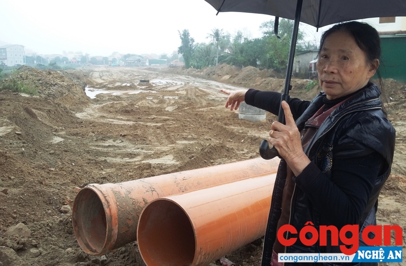 Bà Long bức xúc về việc bị thu hồi đất khi chưa đủ các thủ tục theo quy định của pháp luật, chưa được gia đình bà đồng ý