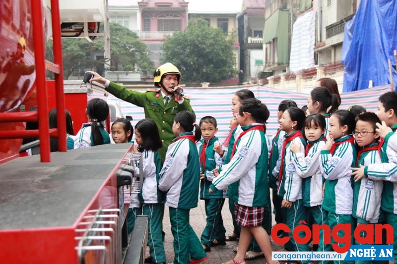 Học sinh Trường Tiểu học Trường Thi, TP Vinh được trang bị những kiến thức về PCCC