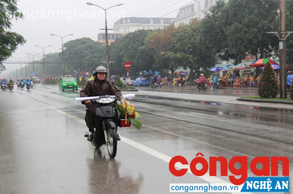 Mặc cho trởi mưa nhưng vẫn mang 