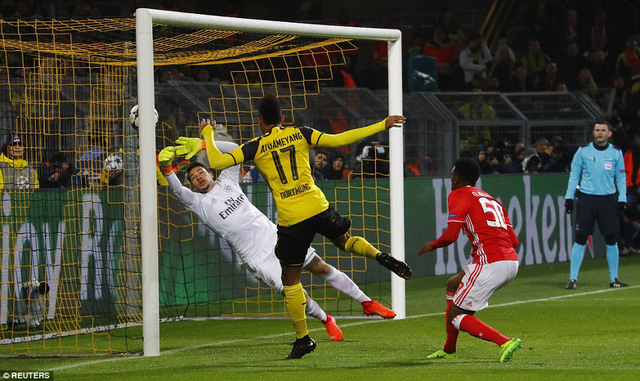 Aubameyang tỏa sáng với 1 cú hat-trick trong trận đấu này