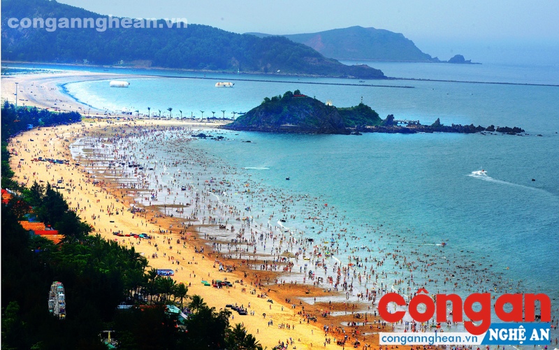 Bãi biển Cửa Lò mùa du lịch - Ảnh: Trần Duy Ngoãn