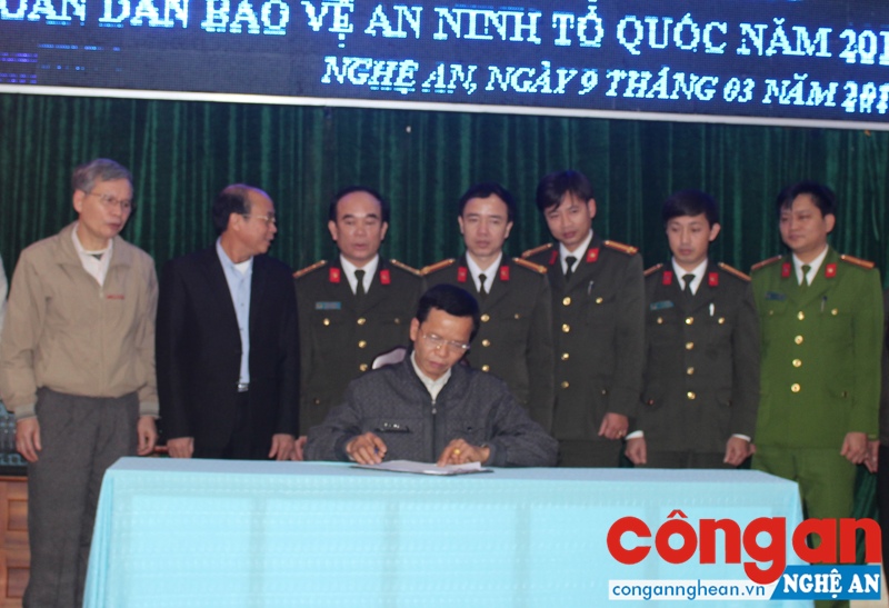 Cán bộ công nhân viên ký giao ước triển khai phong trào Toàn dân bảo vệ ANTQ năm 2017