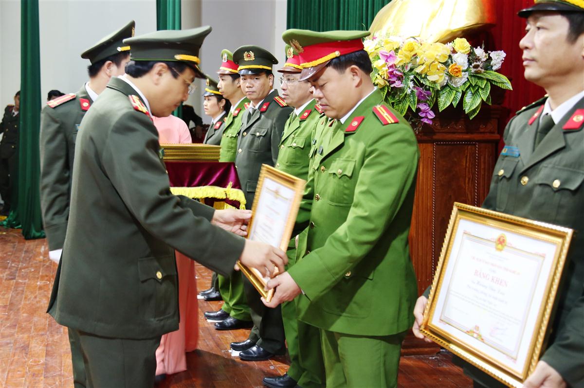 Thừa ủy quyền của Chủ tịch UBND Tỉnh Nghệ An, đồng chí Đại tá Hồ Văn Tứ, Phó Bí thư Đảng ủy, Phó Giám đốc Công an tỉnh, trao bằng khen cho các tập thể, cá nhân xuất sắc