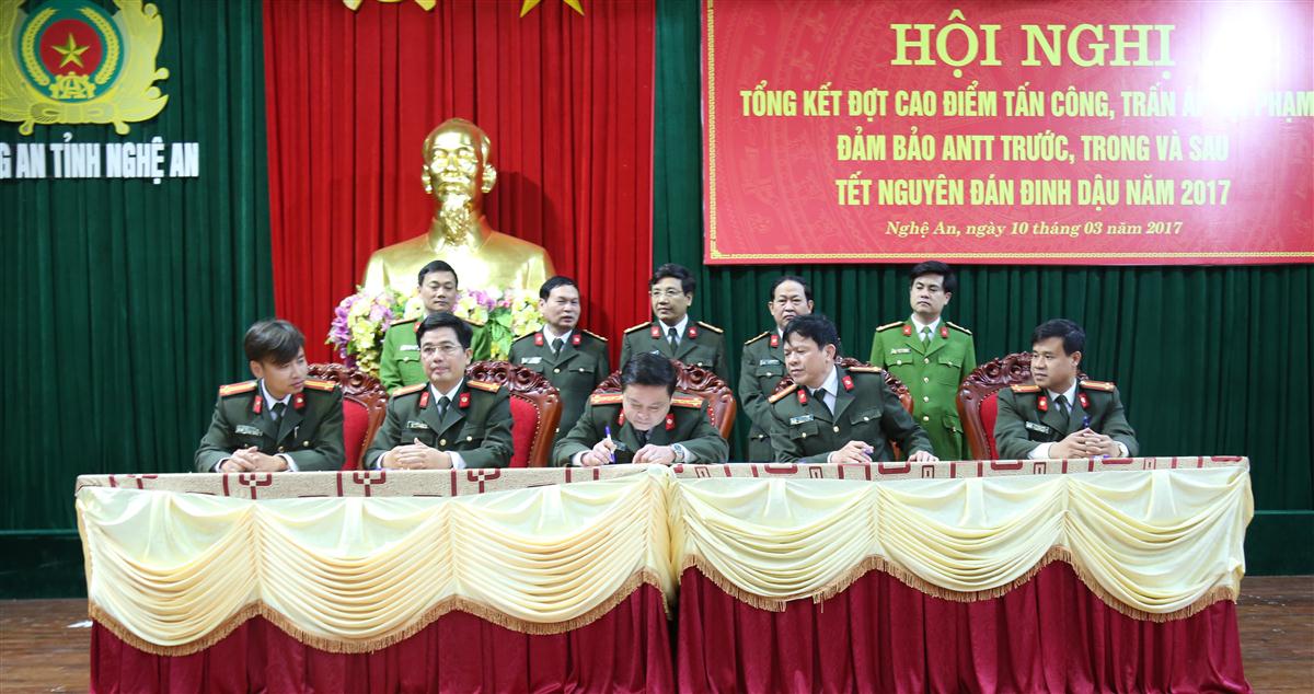 Đại diện công an các đơn vị, địa phương kí giao ước thi đua