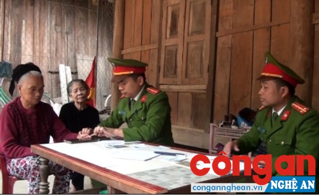 Công an huyện Kỳ Sơn về tận bản làm CMND cho bà con dân tộc thiểu số