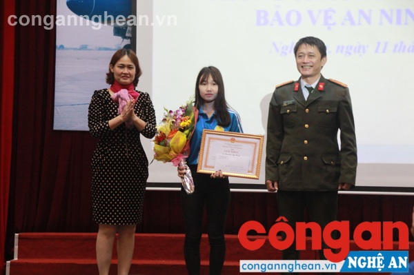  Tăng giấy khen cho 1 trong hai em trong có  thành tích trong phong trào toàn dân BVANTQ