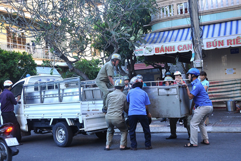 Lực lượng chức năng phường Rạch Dừa tạm giữ xe tự chế của một người buôn bán đồ ăn trên vỉa hè. Ảnh: PHƯƠNG NAM