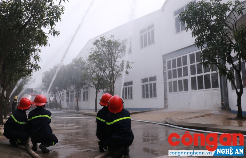 Triển khai đội hình chữa cháy