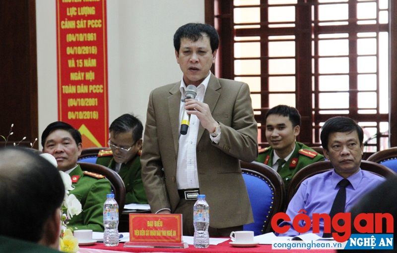 Đại diện Viện kiểm sát nhân dân tỉnh thảo luận về cách tổ chức các phong trào vừa nâng cao chất lượng phong trào thi đua, vừa đảm bảo tính tiết kiệm