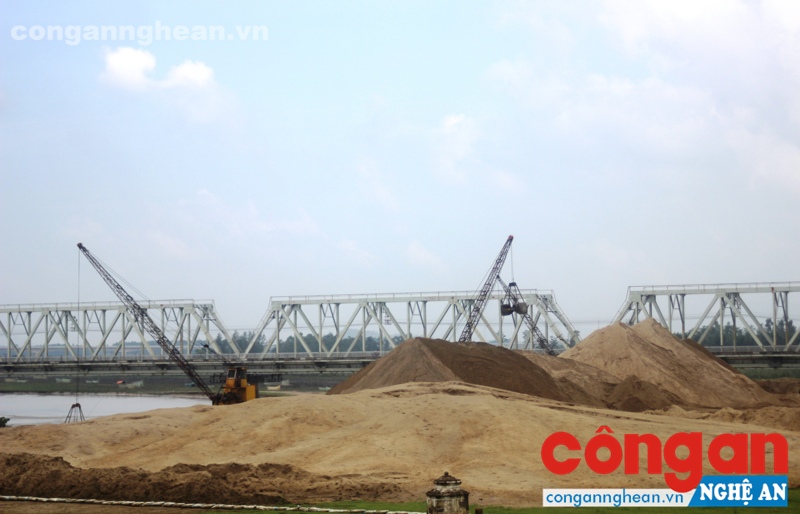 Một bãi tập kết cát, sỏi không phép trên địa bàn huyện Hưng Nguyên. Ảnh: Đình Nguyên
