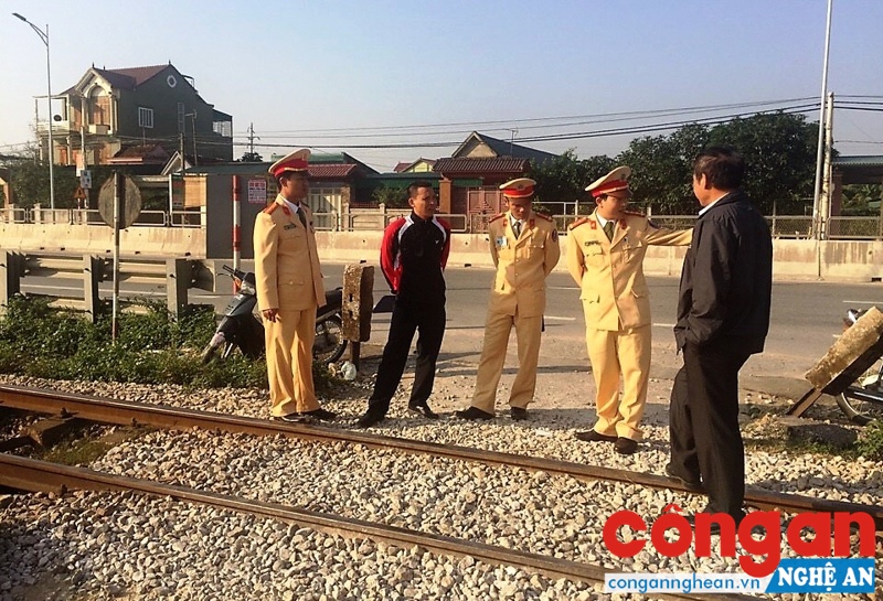 Lực lượng Công an phối hợp với các ngành, địa phương khảo sát các vị trí để đóng lối đi dân sinh