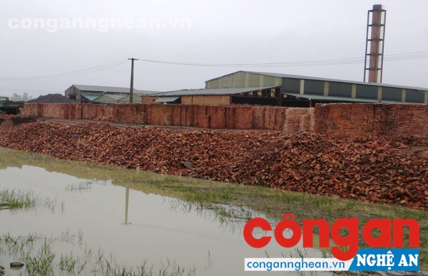 Hành vi xả thải của Nhà máy gạch Tuynel Cường Thịnh làm tăng nguy cơ tắc nghẽn kênh thủy lợi