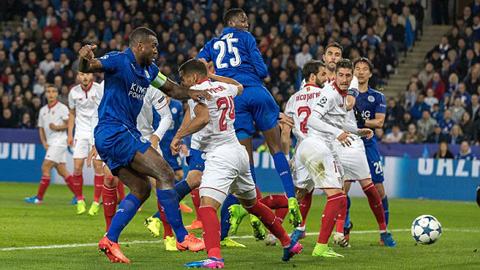 Wes Morgan mở tỉ số trận đấu