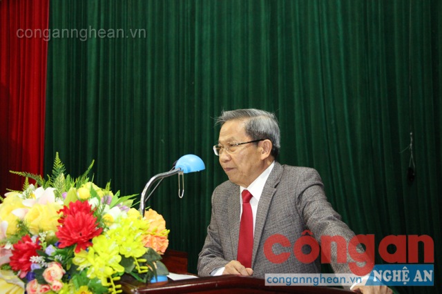 Thiếu tướng, PGS TS Lê Văn Cương - Nguyên Viện trưởng, Viện chiến lược Bộ Công an truyền đạt các thông tin thời sự quốc tế, khu vực và trong nước