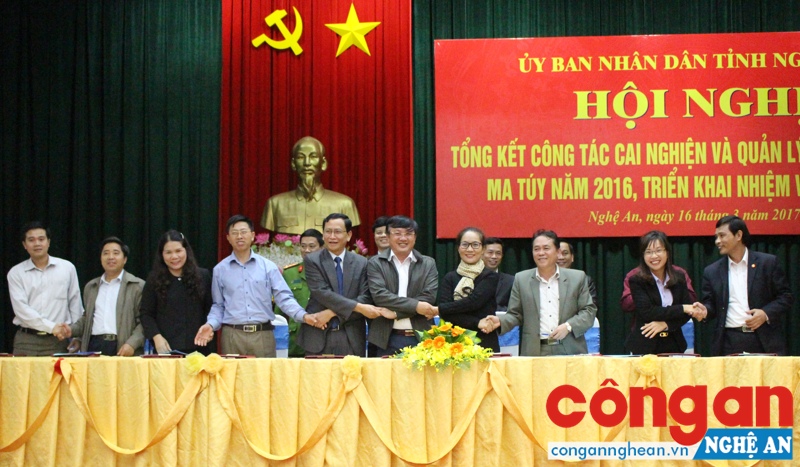 Các đơn vị, địa phương ký cam kết thực hiện công tác cai nghiện và quản lý sau cai nghiện năm 2017.