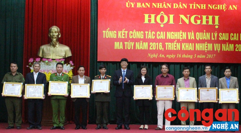 Tặng Bằng khen cho các tập thể có thành tích trong cai nghiện và quản lý sau cai năm 2016​