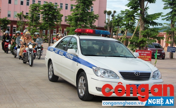 Cùng với nhiệm vụ đưa đón, dẫn đoàn, CBCS Đội CSGT số 4 còn làm tốt công tác tuyên truyền, phổ biến pháp luật, tuần tra kiểm soát đảm bảo trật tự ATGT và đấu tranh phòng, chống tội phạm