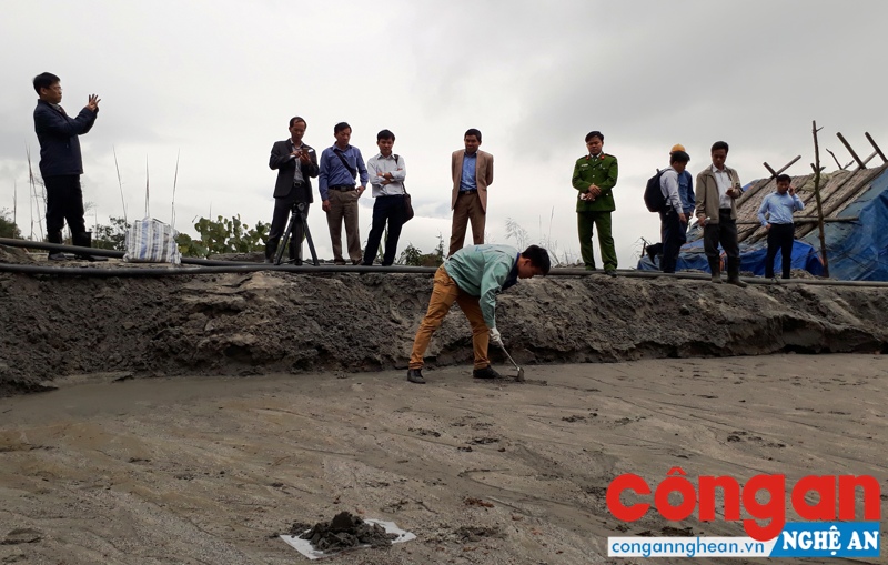 Cơ quan chức năng tiến hành lấy mẫu bùn thải quặng để phân tích