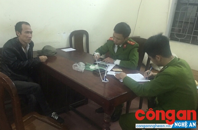 Công an phường Hưng Bình lấy lời khai đối tượng Trần Văn Sỹ