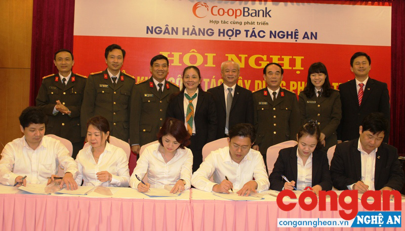 Ngân hàng Hợp tác ký cam kết triển khai phong trào Toàn dân bảo vệ ANTQ năm 2017.