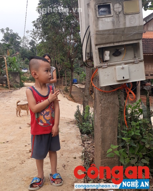Công tơ điện được lắp trong khu dân cư mà trẻ em 3 tuổi chỉ cần với tay là tới