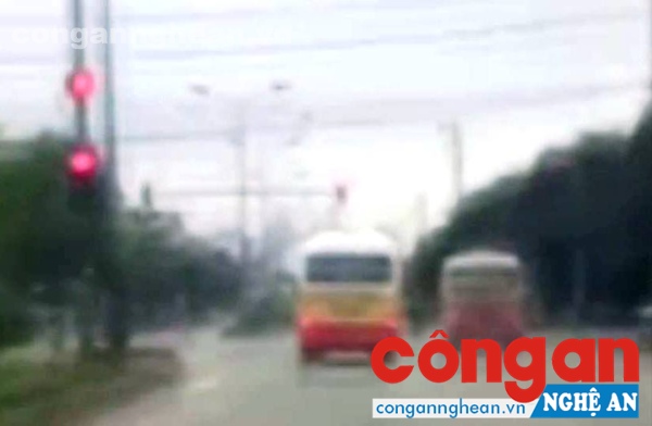 Cảnh xe buýt đua nhau giành khách (ảnh cắt từ Clip)